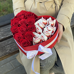 Сердце из 11 красных роз и Рафаэлло