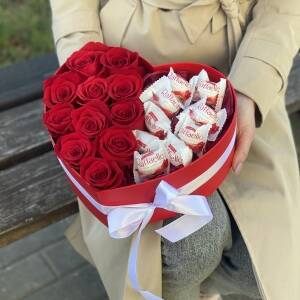 Сердце из 11 красных роз и Рафаэлло