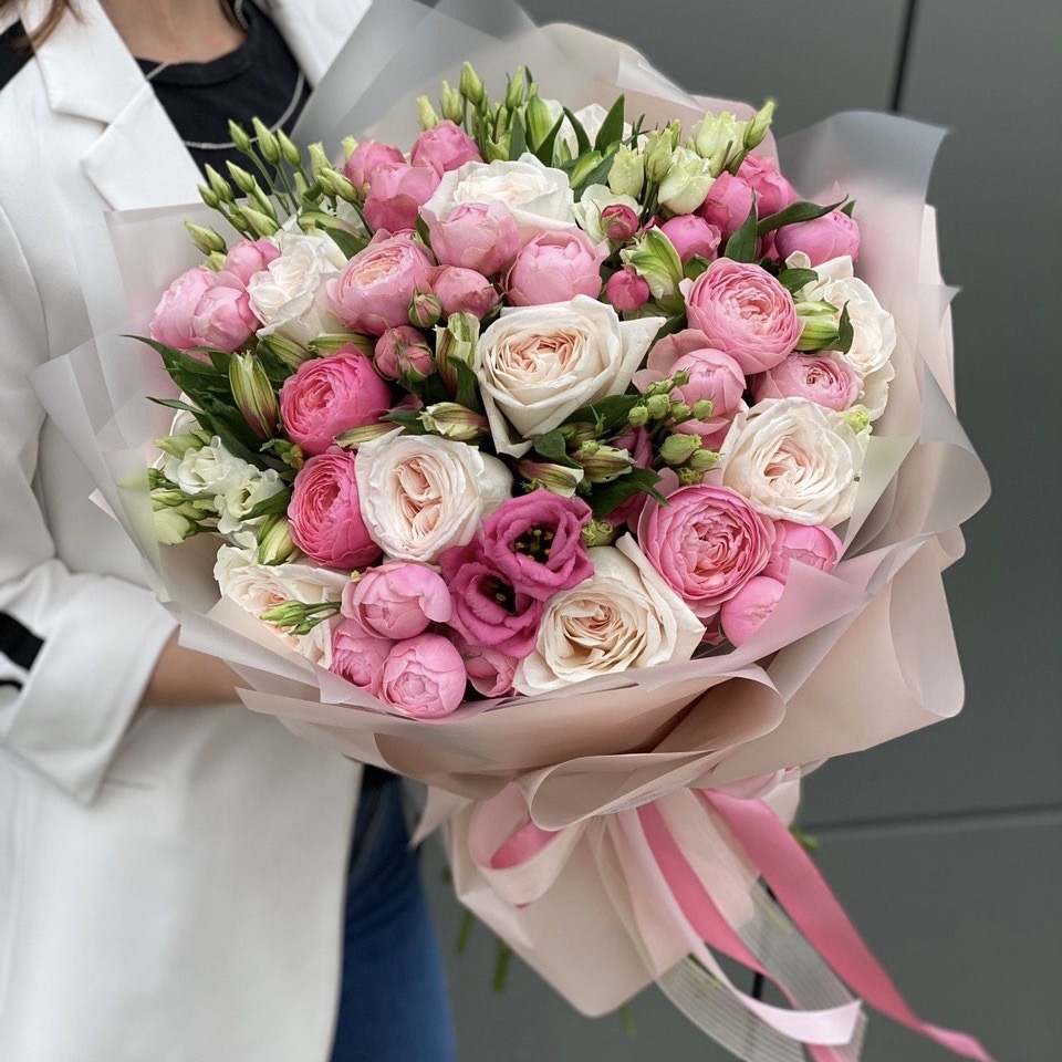 Букет из роз, эустомы, пионовидной розы и альстромерии Сердцебиение