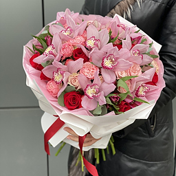 Букет Миранда из цимбидиума, красных и розовых роз