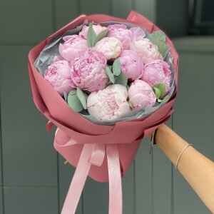 Букет Ваниль из 11 пионов и эвкалипта