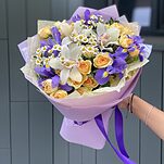 Букет Джулия из цимбидиума, танацетума, ирисов и кустовой розы
