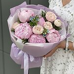 Букет Элен из пионов, пионовидной розы, оксипеталума и эвкалипта