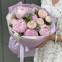 Букет Элен из пионов, пионовидной розы, оксипеталума и эвкалипта