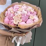 Букет Римма из розовых пионов и кустовых роз