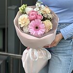Букет Прекрасного дня из герберы, пионовидной кустовой розы, эустомы, маттиолы и озотамнуса