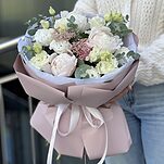 Букет Каролина из пионов, эустомы и озотамнуса