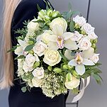 Букет из кустовых роз, альстромерии и цимбидиума Адель