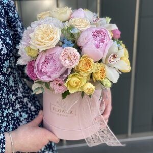 Коробочка Цветочная из пионов, оксипеталума, роз и цветков орхидей