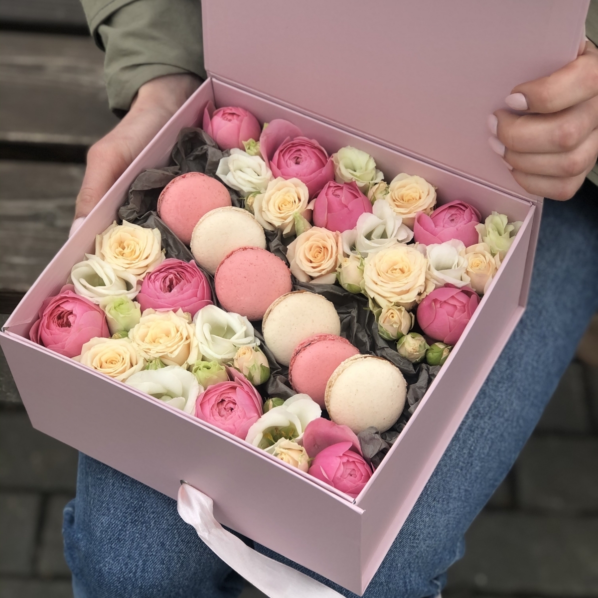 Коробка Вдохновение с кустовыми розами, эустомой и macarons
