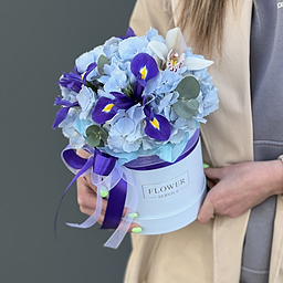 Коробка Лунные ночи с гортензией, ирисами и орхидеей