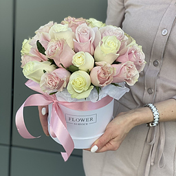 Коробка Нежные чувства из 25 белых и розовых роз