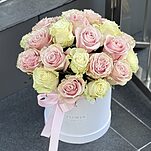 Коробка Нежные чувства из 25 белых и розовых роз