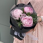 Букет из пионов в черном оформлении