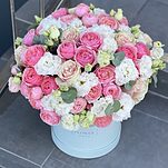 Коробка Милой кокетке из пионовидных кустовых роз сильвия пинк, пинк мондиаль, эустомы и эвкалипта