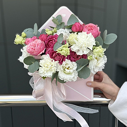 Конверт Ариана из кустовой розой, эустомы, диантуса и эвкалипта