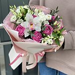 Букет Нежный из роз, цимбидиума, эустомы и альстромерии