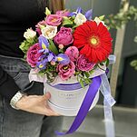 Коробка Яркие эмоции из эустомы, ирисов, гиперикума, герберы и пионовидных кустовых роз