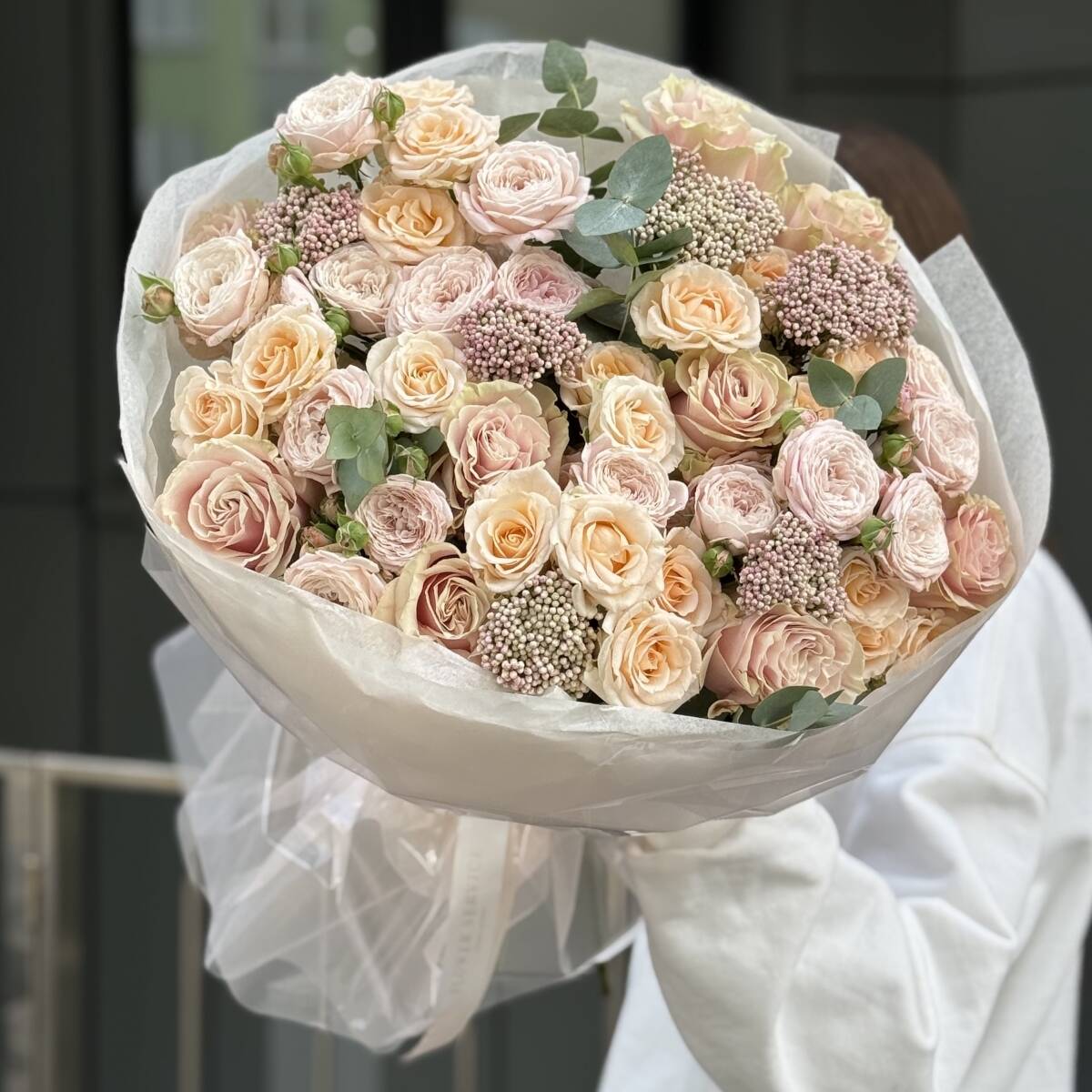 Букет Заветная мечта из кустовых и одноголовых роз, озотамнуса