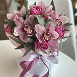 Коробка Тиффани из цимбидиума и кустовых пионовидных роз