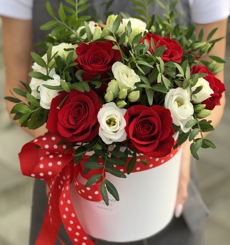 Коробочка с красными розами и эустомой Красная шапочка