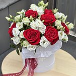 Коробочка Красная шапочка с красными розами и эустомой