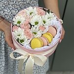 Коробочка Фламинго с розовыми и белыми кустовыми розами и macarons