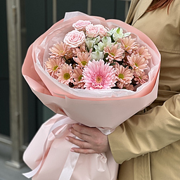 Букет Невесомость с розами, герберой, альстромерией и хризантемой