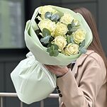 Букет Белоснежка из 7 белых роз и эвкалипта