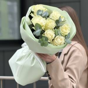 Букет Белоснежка из 7 белых роз и эвкалипта