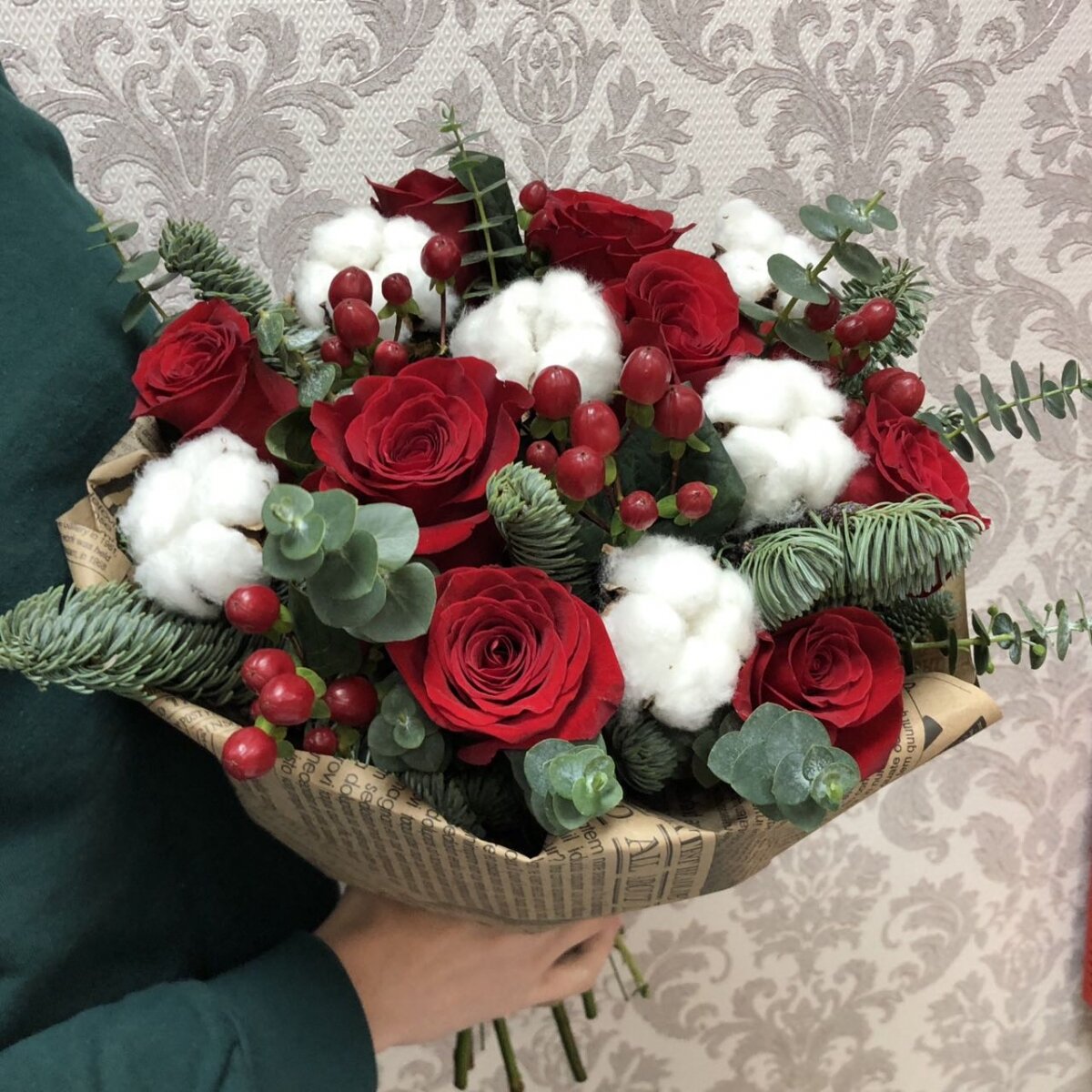 Букет с красными розами и хлопком Морозное утро