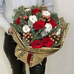 Букет Морозное утро с красными розами и хлопком