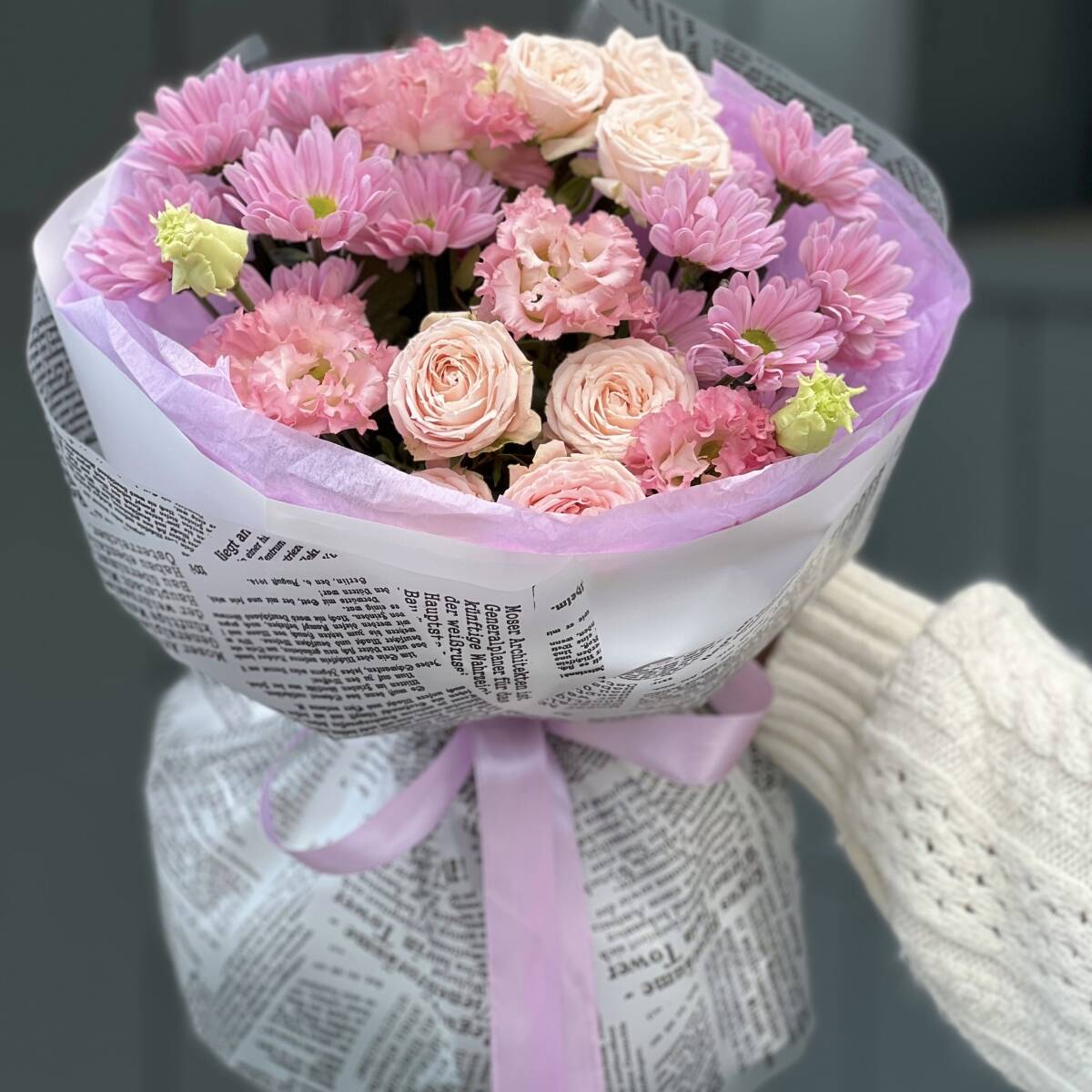 Букет Лаура из кустовой розы, хризантемы и эустомы