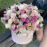 Коробка Жемчужина красоты из кустовых роз, альстромерии, эустомы и диантуса