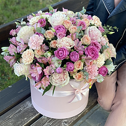 Коробка Жемчужина красоты из кустовых роз, альстромерии, эустомы и диантуса