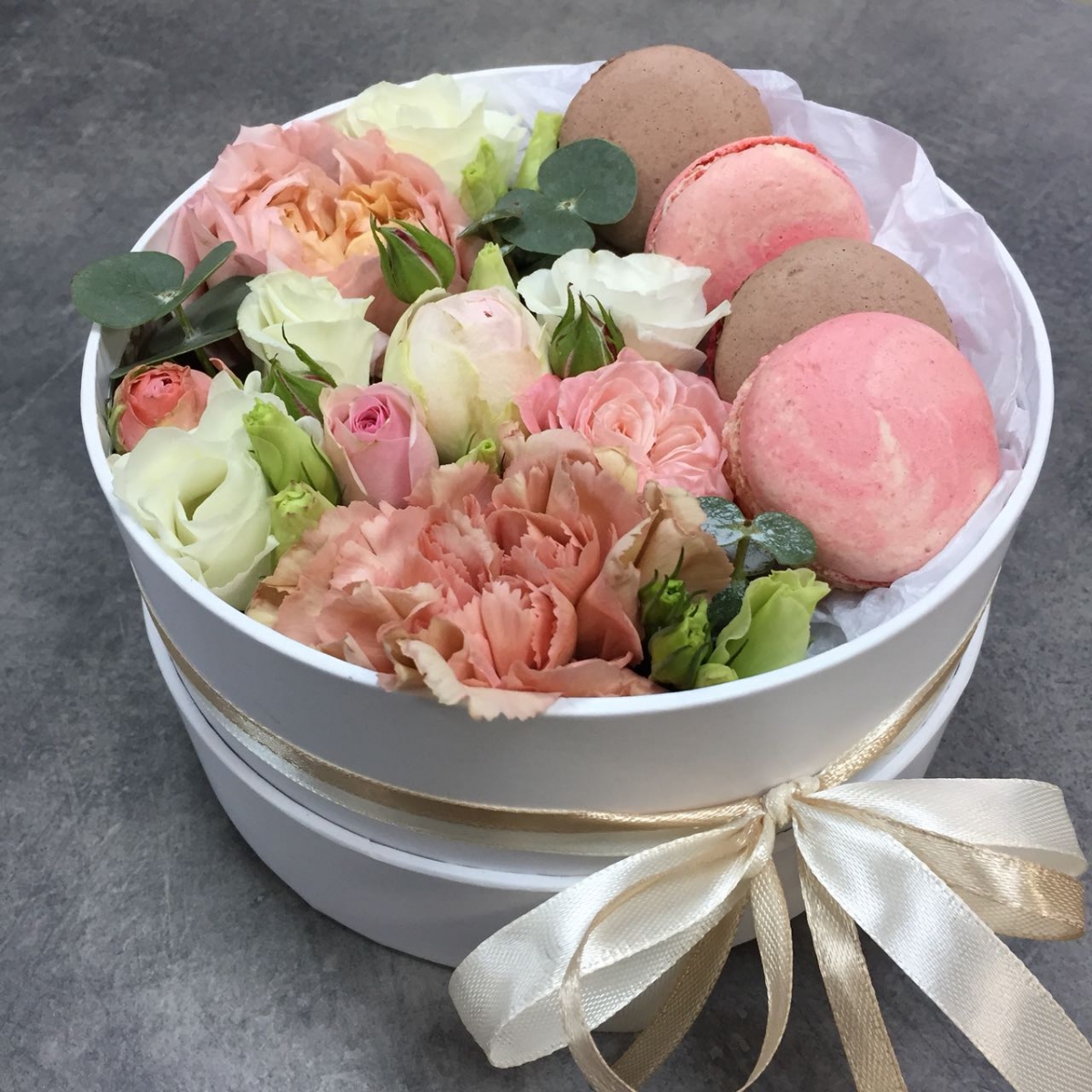 Коробочка с цветами и macarons Розовый бархат