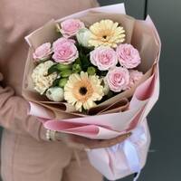 Букет Вивьен из герберы, кустовой розы, тюльпанов и альстромерии