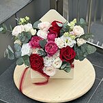 Конверт Черри из эустомы, кустовой розы, красной розы и эвкалипта