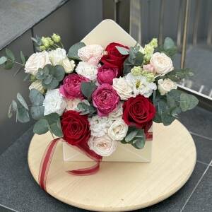 Конверт Черри из эустомы, кустовой розы, красной розы и эвкалипта