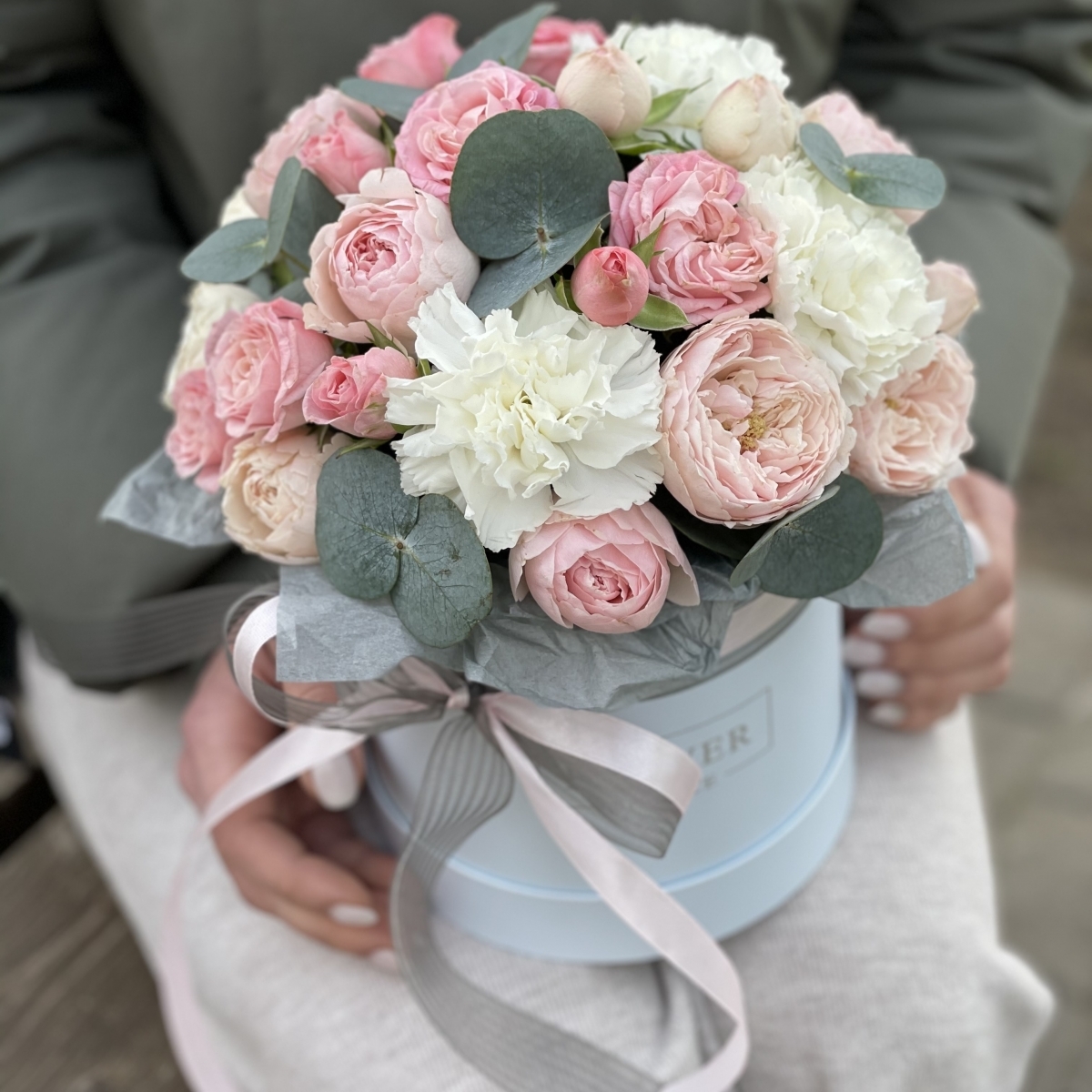 Коробка Клео с кустовыми пионовидными розами