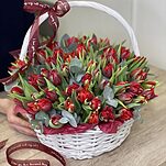 Корзина Бертран из красных пионовидных тюльпанов