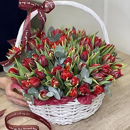 Корзина Бертран из красных пионовидных тюльпанов