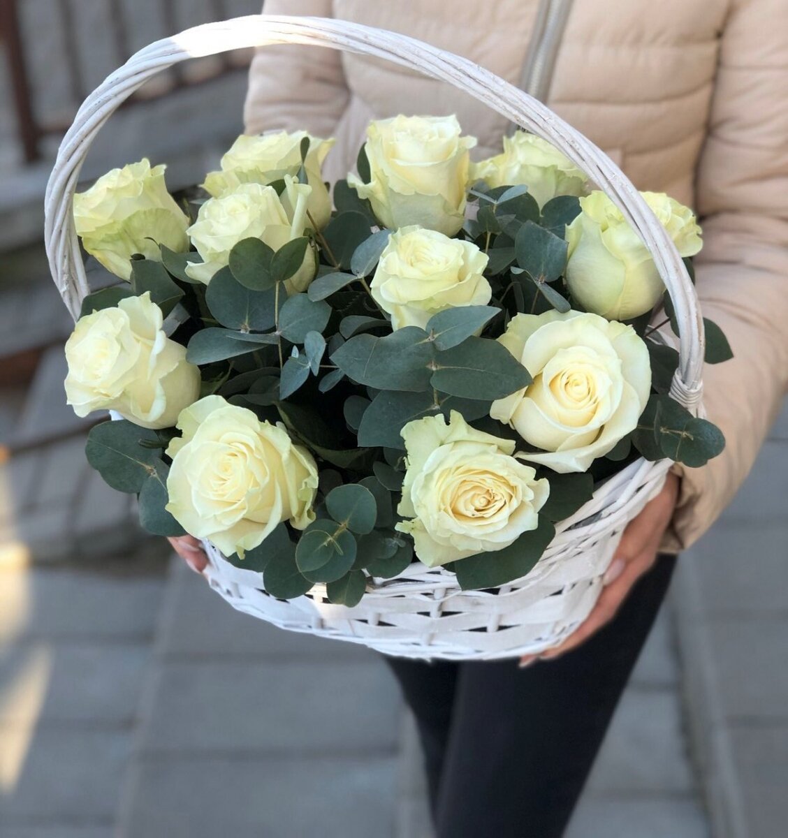Корзина с белыми розами Глория