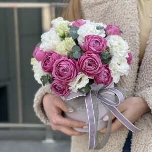 Коробка Валенсия с кустовыми пионовидными розами и эустомой