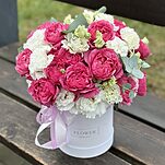 Коробка Валенсия с кустовыми пионовидными розами и эустомой