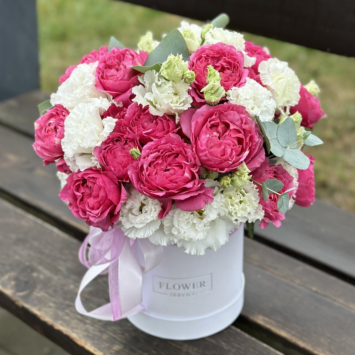 Коробка Валенсия с кустовыми пионовидными розами и эустомой