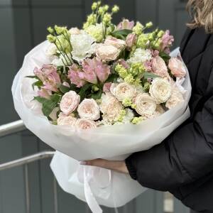 Букет Волшебница из эустомы, альстромерии, гвоздики и кустовых роз