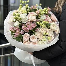 Букет Волшебница из эустомы, альстромерии, гвоздики и кустовых роз