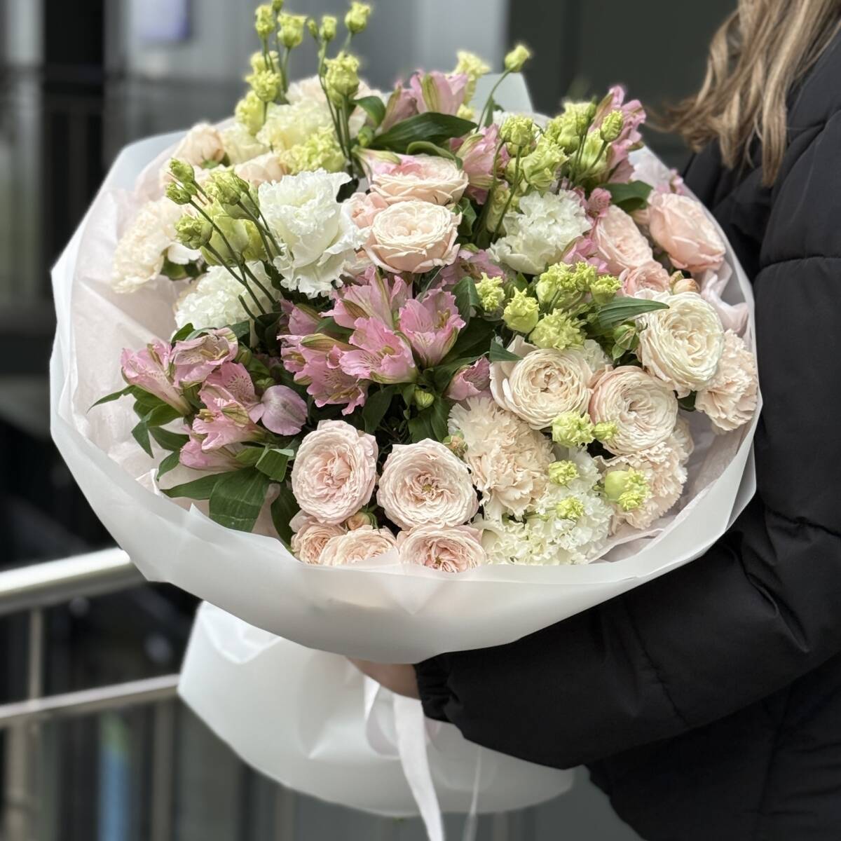 Букет Волшебница из эустомы, альстромерии, гвоздики и кустовых роз