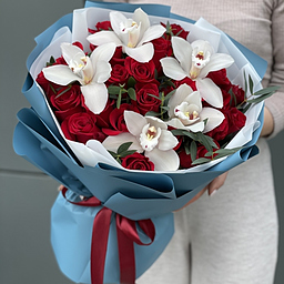 Букет Изумруд из красных роз и цимбидиума